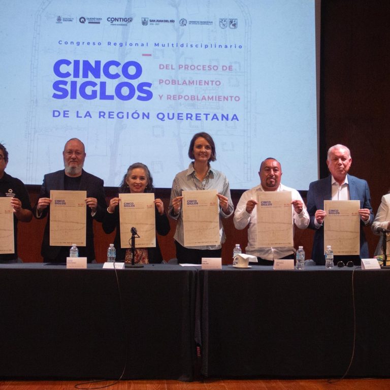 La secretaria de cultura acompañada de cronistas del Estado