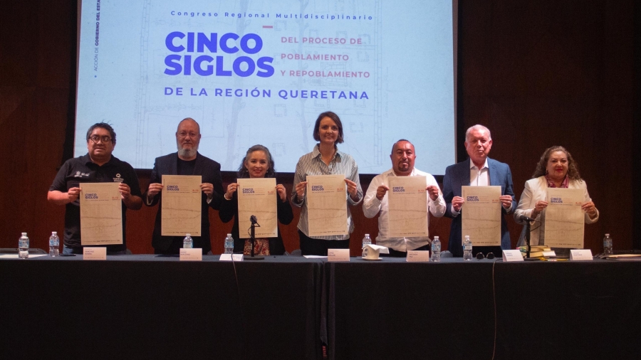 La secretaria de cultura acompañada de cronistas del Estado
