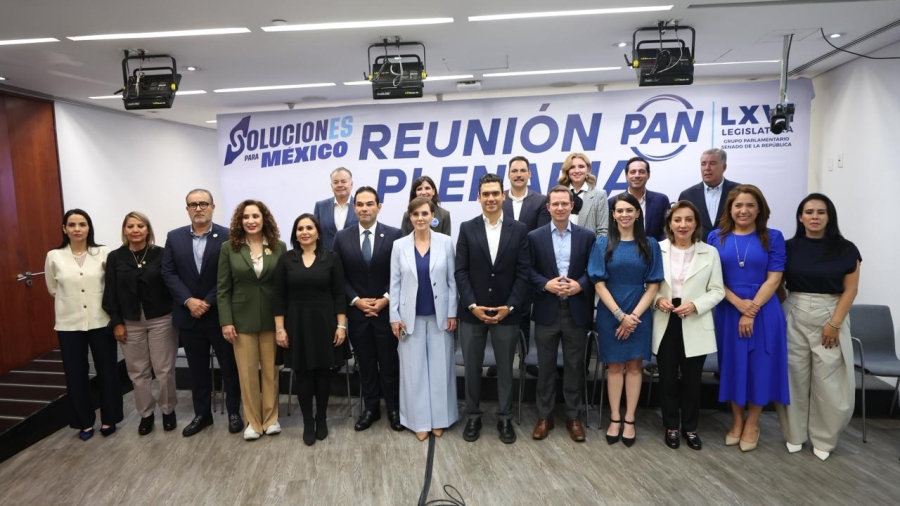 Jorge Romero acompañado de un grupo de Senadores y Senadoras de la bancada del PAN.