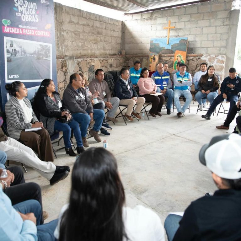 El Presidente Municipal de San Juan del Río en reunión con vecinos de la comunidad de San Sebastian