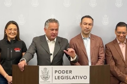 El coordinador de los comités de la 4t en el estado en conferencia de prensa en la Legislatura del Estado de Querétaro