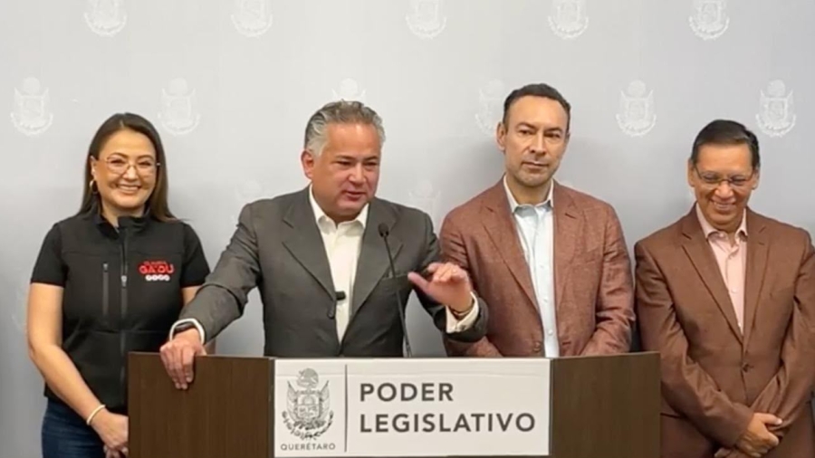 El coordinador de los comités de la 4t en el estado en conferencia de prensa en la Legislatura del Estado de Querétaro