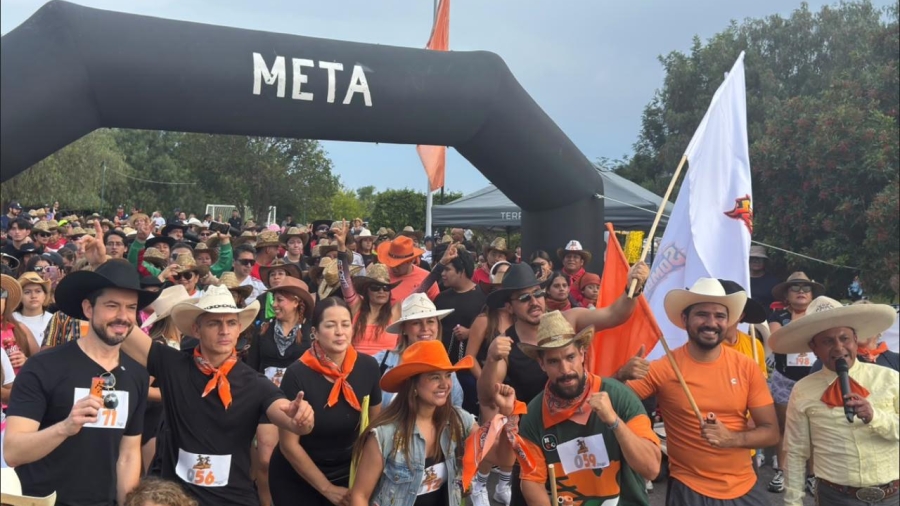 Paul Ospital en la meta de la carrera Sombrerun 2026 que se llevo a a cobo en Corregidora
