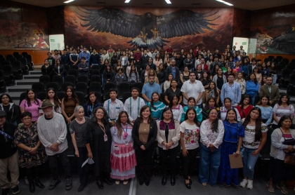 Directivos, comunidad estudiantil e invitadas durante el inicio de las jornadas De mujeres a mujeres: memoria, palabra, lengua y sabiduría
