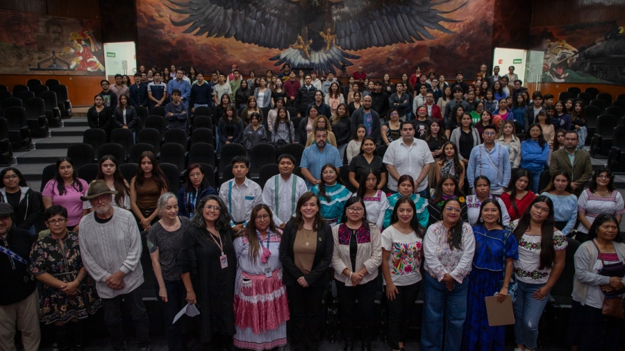 Directivos, comunidad estudiantil e invitadas durante el inicio de las jornadas De mujeres a mujeres: memoria, palabra, lengua y sabiduría