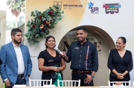 Tania Palacios, Paulino Moreno acompañados de organizadores del festival