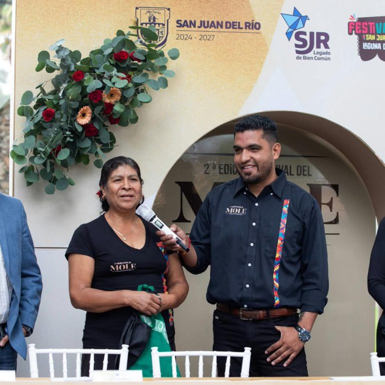 Tania Palacios, Paulino Moreno acompañados de organizadores del festival