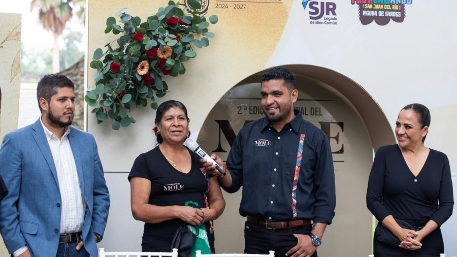 Tania Palacios, Paulino Moreno acompañados de organizadores del festival