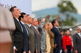 Distintas autoridades durante la ceremonia de honores a la bandera