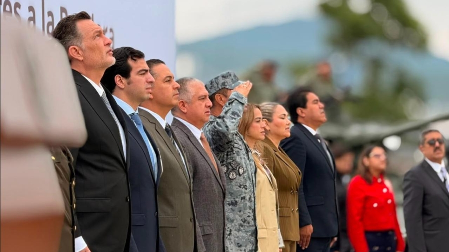 Distintas autoridades durante la ceremonia de honores a la bandera