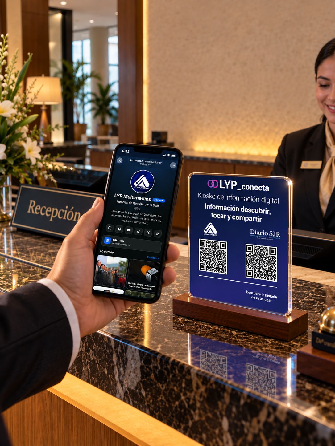Kiosko Conecta by LYP en la recepción de un hotel