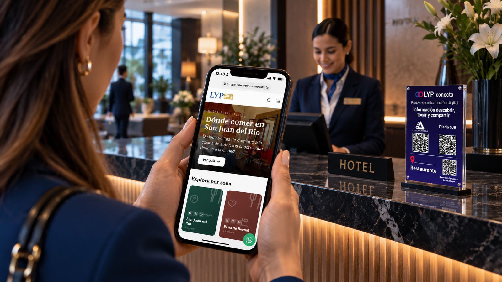 Huésped de hotel explorando LYP Cities Guide desde su teléfono