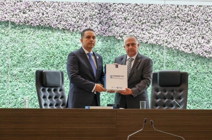 El Presidente de la mesa directiva de LXI Legislatura recibe de manos del Secretario de Gobierno del Estado de Querétaro el 5to informe