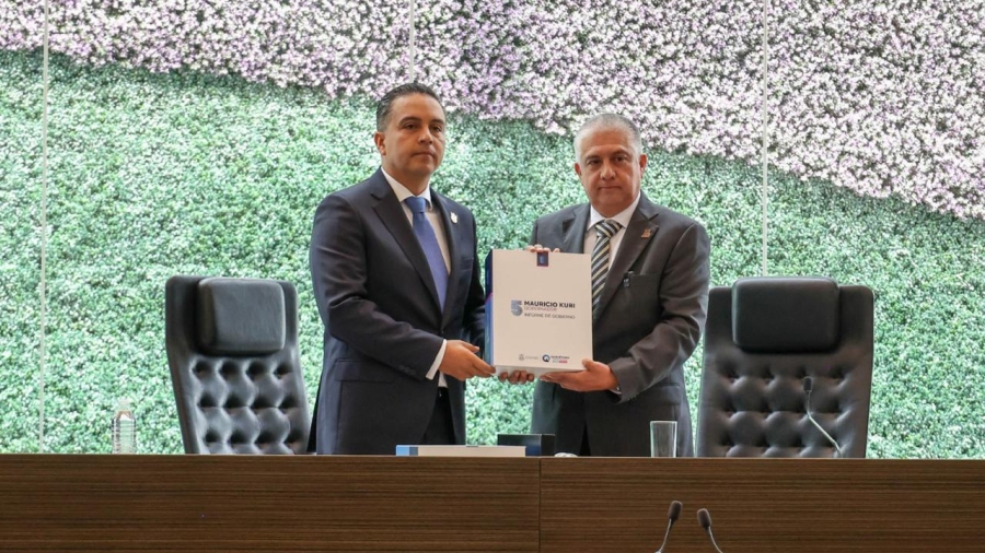 El Presidente de la mesa directiva de LXI Legislatura recibe de manos del Secretario de Gobierno del Estado de Querétaro el 5to informe