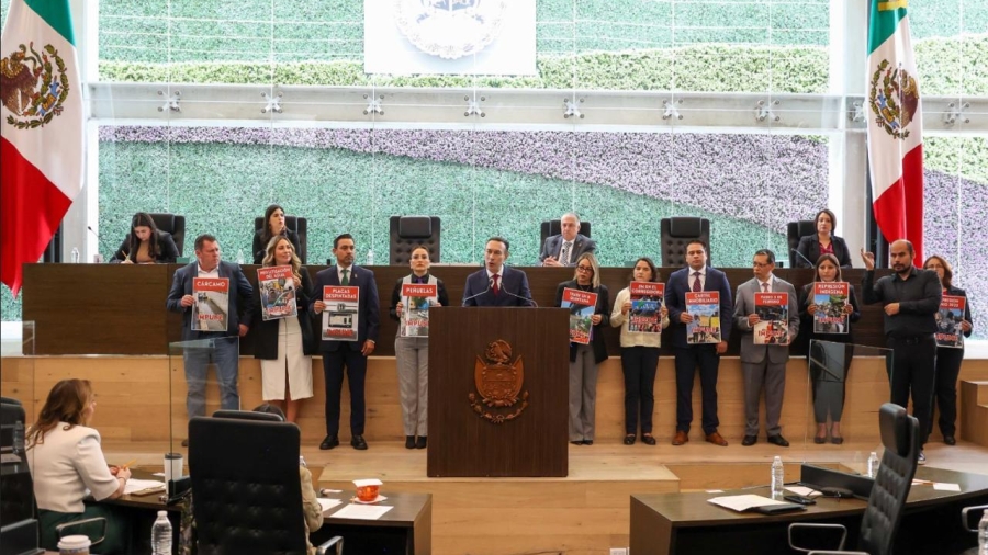 El diputado local Arturo Máximiliano durante su posicionamiento en el pleno del congreso