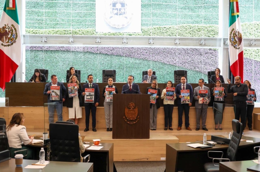 El diputado local Arturo Máximiliano durante su posicionamiento en el pleno del congreso