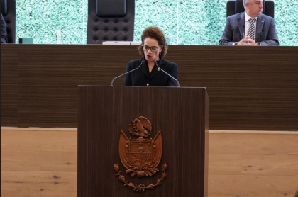 La diputada local Adriana Meza durante su posicionamiento desde el pleno del congreso