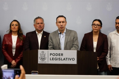 El coordinador de la Bancada de morena con sus diputadas y diputados durante la conferencia de prensa