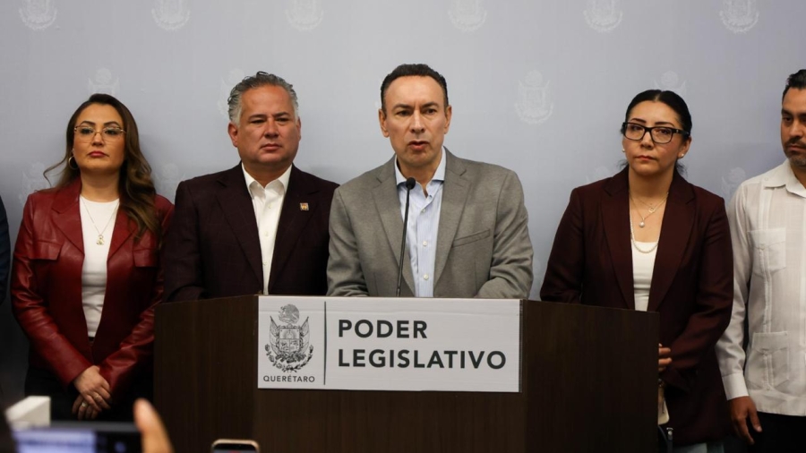 El coordinador de la Bancada de morena con sus diputadas y diputados durante la conferencia de prensa