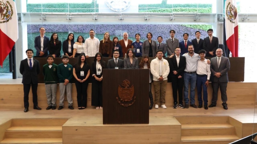 El Presidente de la Mes directiva junto a los jovenes que participaron en el congreso juvenil