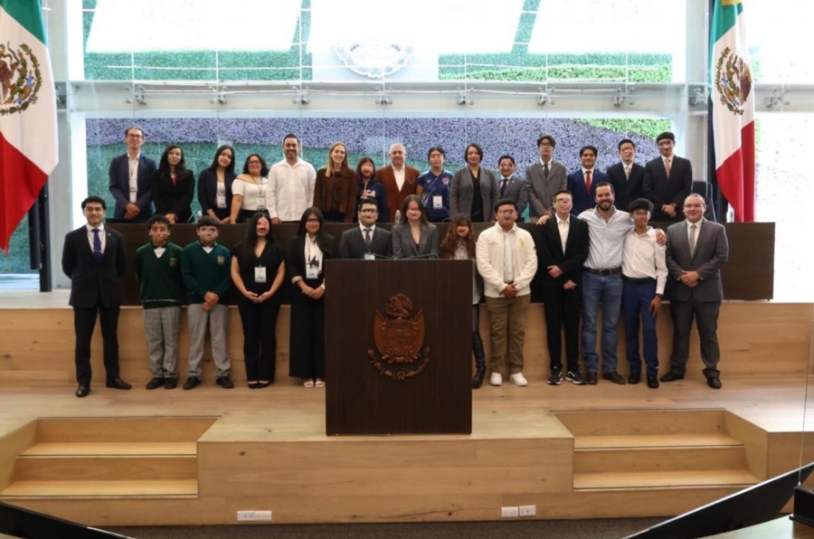 El Presidente de la Mes directiva junto a los jovenes que participaron en el congreso juvenil