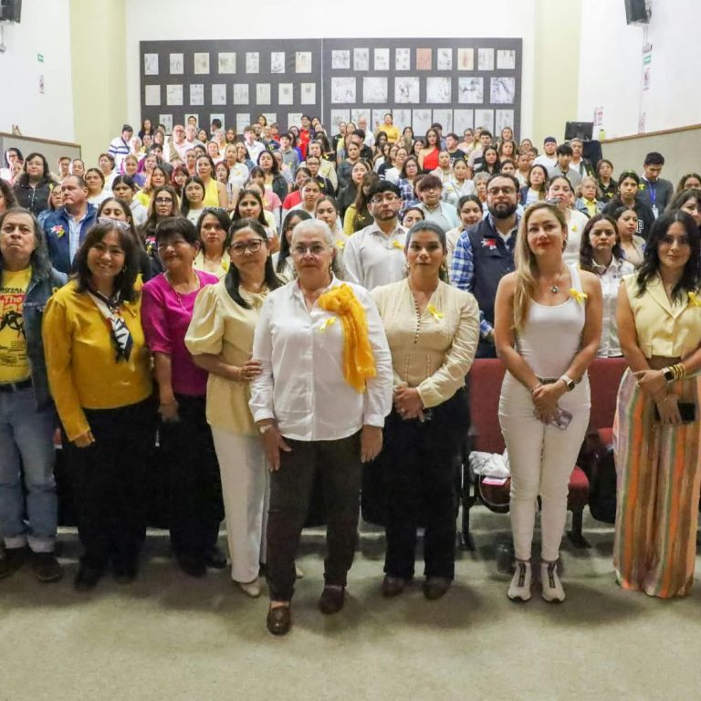 Autoridades y mujeres invitadas al panel de prevención del suicidio en el portal de diezmo