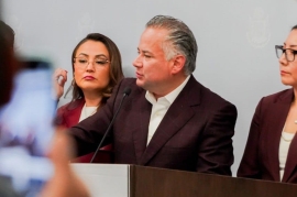 El coordinador de la 4T en Querétaro durante una conferencia de prensa en la sala de prensa del Congreso de Querétaro