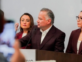 El coordinador de la 4T en Querétaro durante una conferencia de prensa en la sala de prensa del Congreso de Querétaro