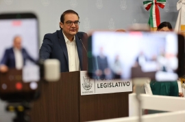 El diputado local Guillermo Vega Guerrero en conferencia de prensa