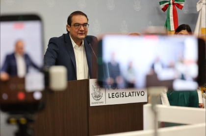 El diputado local Guillermo Vega Guerrero en conferencia de prensa