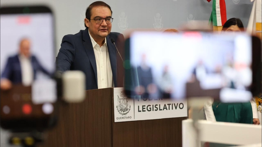 El diputado local Guillermo Vega Guerrero en conferencia de prensa