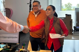 La diputada local Tere Calzada acompañada del político Armando Rivera para ingresar su iniciativa de ley