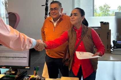 La diputada local Tere Calzada acompañada del político Armando Rivera para ingresar su iniciativa de ley