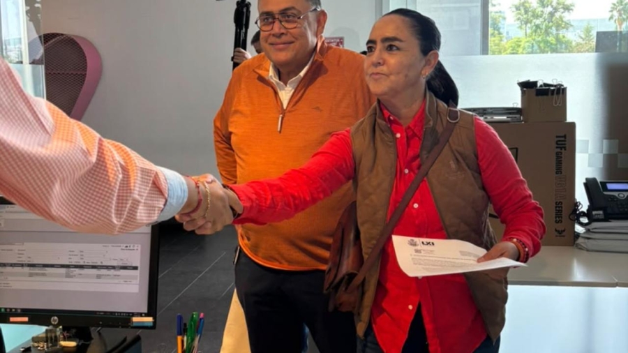 La diputada local Tere Calzada acompañada del político Armando Rivera para ingresar su iniciativa de ley