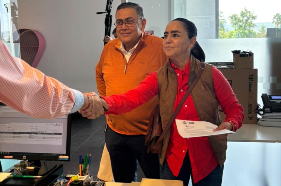 La diputada local Tere Calzada acompañada del político Armando Rivera para ingresar su iniciativa de ley