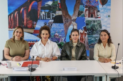 Las diputadas integrantes de a comisión de turismo durante la discusión del nuevo dictamen