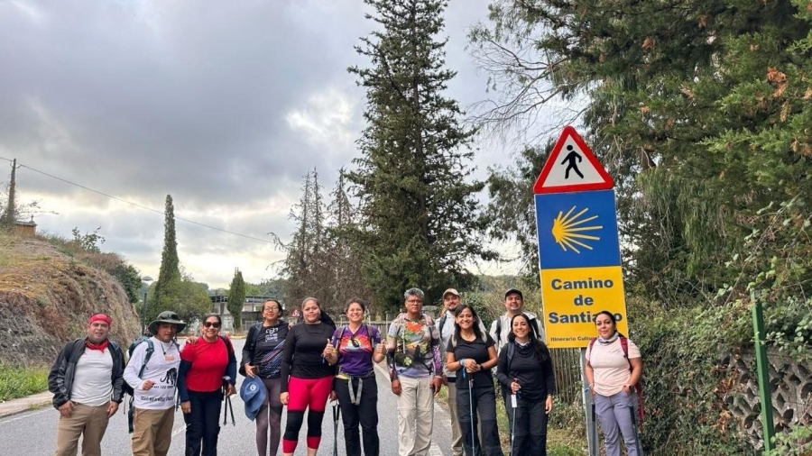Un grupo de guias de la Sierra Gorda junto a personal de la secretaria de Turismo recorren el camino a Santiago en Galicia