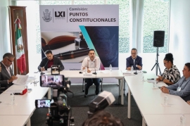 Diputados Locales reunidos con invitados de distintos municipios durante la comisión de puntos constitucionales