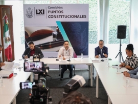 Diputados Locales reunidos con invitados de distintos municipios durante la comisión de puntos constitucionales