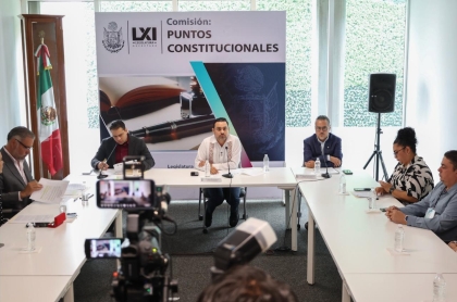 Diputados Locales reunidos con invitados de distintos municipios durante la comisión de puntos constitucionales