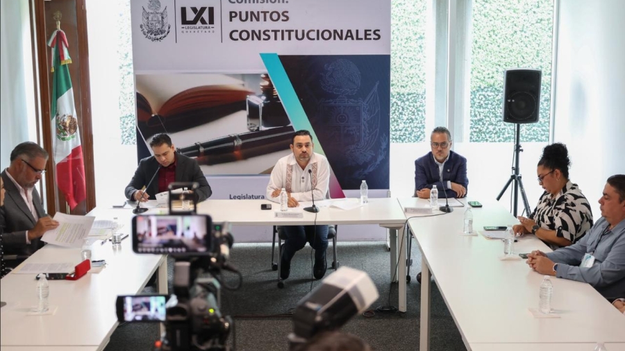 Diputados Locales reunidos con invitados de distintos municipios durante la comisión de puntos constitucionales