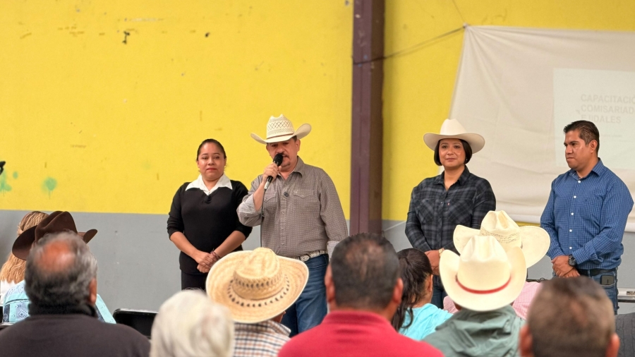 El diputado federal Luis Humberto Fernández Fuentes acompañado de la diputada local Sully Sixtos durante capacitación de defensa de la tierra