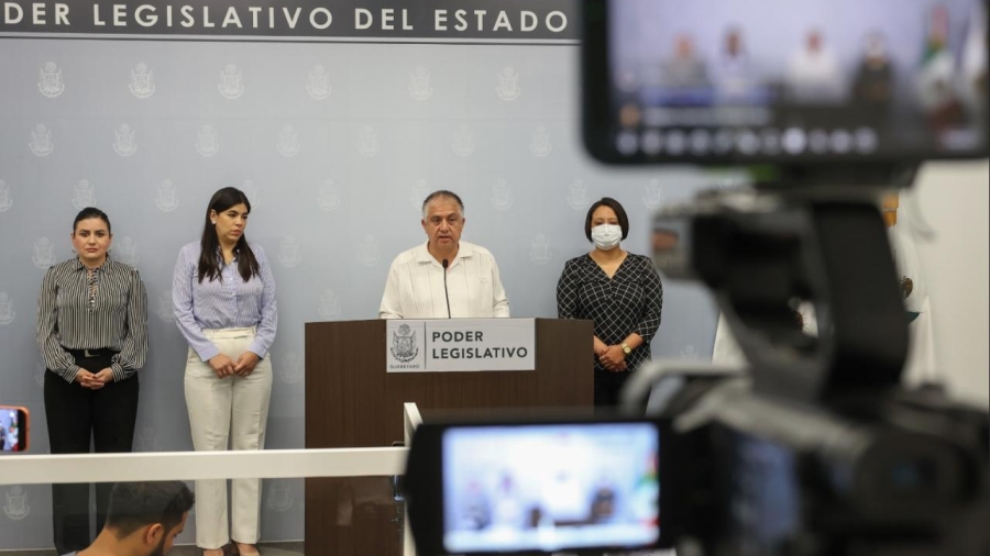 Diputados locales que conforman la mesa directiva del congreso de Querétaro en conferencia del prensa