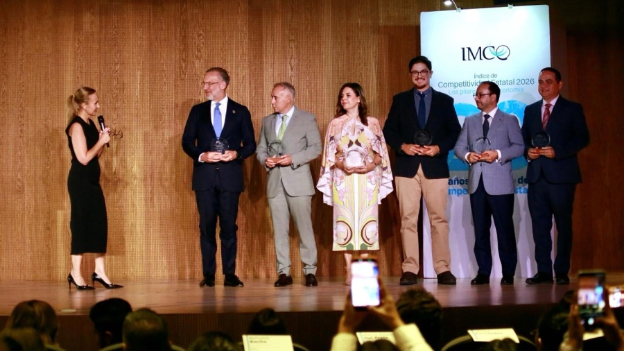 El secretario Marco Antonio Del Prete al recibir el reconocimiento por parte de IMCO