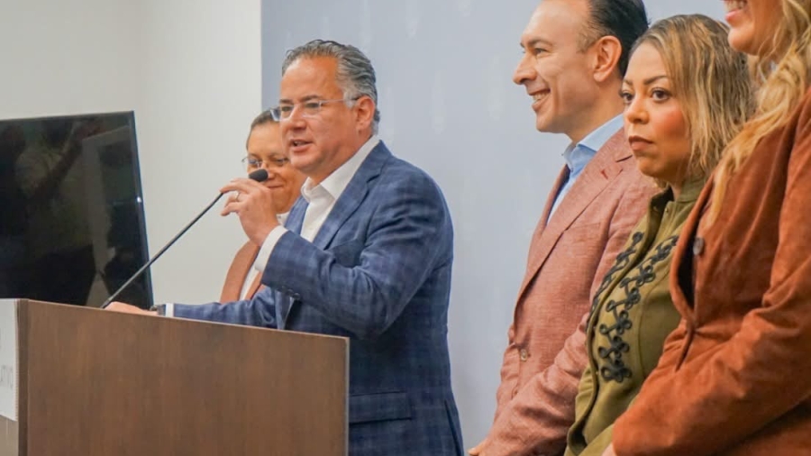 El coordinador de la 4T Santiago Nieto durante conferencia de prensa en el Congreso de Querétaro