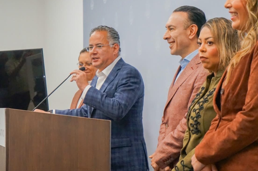 El coordinador de la 4T Santiago Nieto durante conferencia de prensa en el Congreso de Querétaro