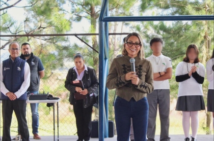 La Diputada Ginna Guzmán durante la entrega de las nuevas oficinas en Huimilpan