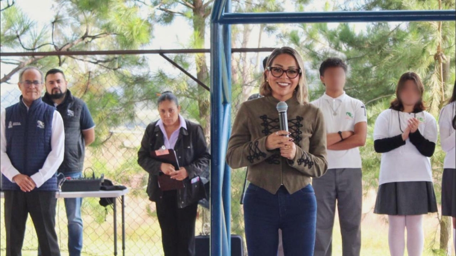 La Diputada Ginna Guzmán durante la entrega de las nuevas oficinas en Huimilpan
