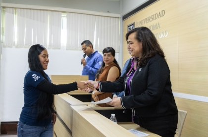 La Rectora Amaya entregando diploma académico en el campus Amealco