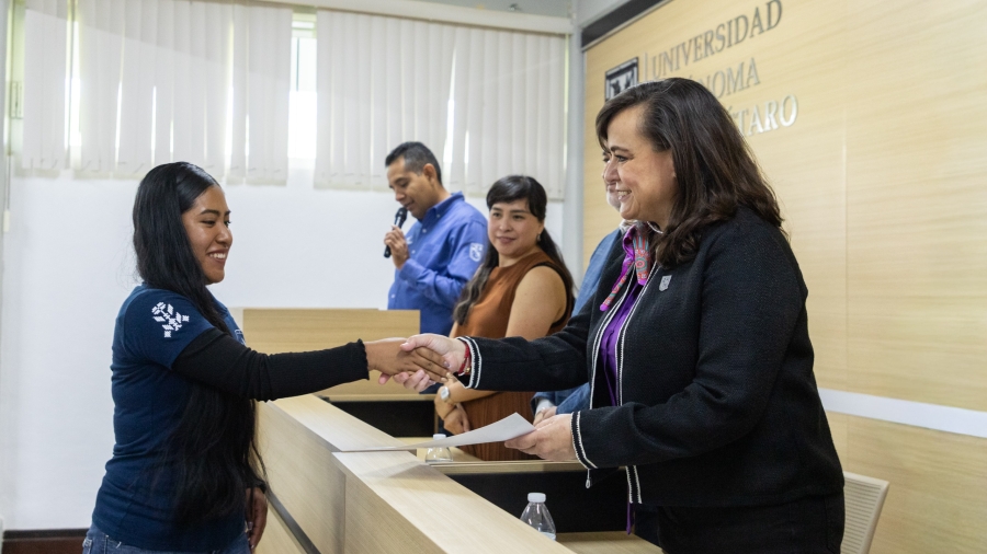 La Rectora Amaya entregando diploma académico en el campus Amealco